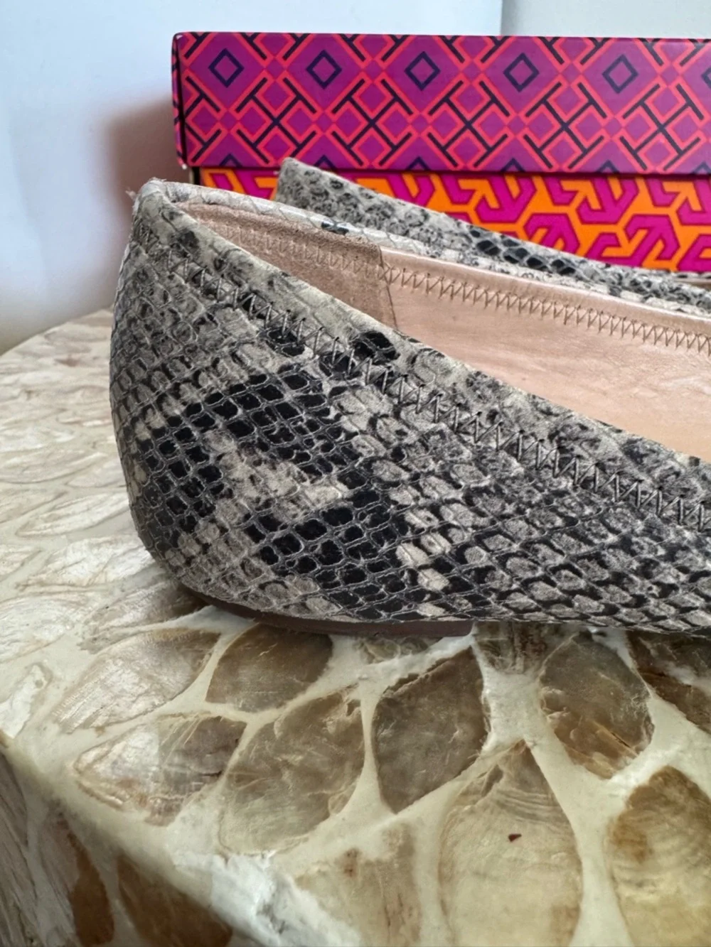 Tory Burch Reva Natural Gray Snakeskin Leather Logo Ballet Flats size 8 - Picture 4 of 10